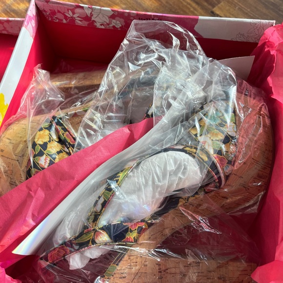 Shoes - Picture 6 of 8